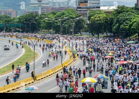 Gli avversari marzo una volta di più attraverso le strade e le autostrade di Caracas contro il governo di Nicolás Maduro il 26 aprile 2017. Foto Stock