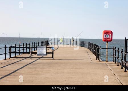 Herne Bay, Kent, Regno Unito. Il 29 aprile, 2017. Regno Unito notizie meteo. Un soleggiato la sera del primo giorno del Mayday Bank Holiday weekend consente alle persone di andare in spiaggia anche se rimangono avvolti fino contro il freddo. Due pescatori pesce off il molo a Hampton. Credito: Richard Donovan/Live Alamy News Foto Stock