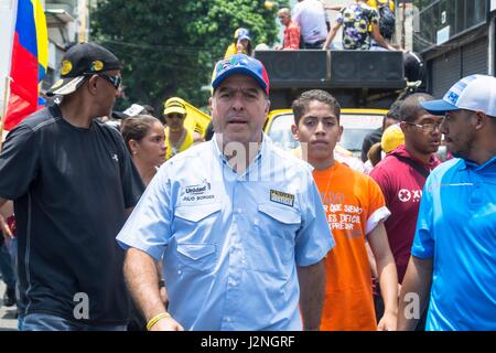 Julio Borges, Presidente dell'Assemblea nazionale passeggiate in una concentrazione nelle strade di Caracas, contro il governo di Nicolas Maduro. Gli avversari marzo una volta di più attraverso le strade e le autostrade di Caracas contro il governo di Nicolás Maduro il 26 aprile 2017. Foto Stock