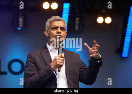 Londra, Regno Unito. Il 29 aprile, 2017. Il sindaco di Londra Sadiq Khan risolve la folla della indiana pellegrini Sikh ha partecipato al festival Vaisakhi per celebrare Vaisakhi, o i sikh Anno Nuovo Festival, in Trafalgar Square, Londra, Regno Unito il 29 aprile 2017. Credito: Vedere Li/Alamy Live News Foto Stock