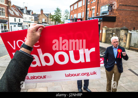 Lavoro di ombra il Cancelliere John McDonnell p.f. indirizzamento sostenitori del lavoro e soci nella sede di lavoro di Mansfield, Nottinghamshire per il 8 giugno le elezioni generali. Mansfield, Nottinghamshire. 14:58:22, 29 April 2017 Alan Beastall/Alamy Live News Foto Stock