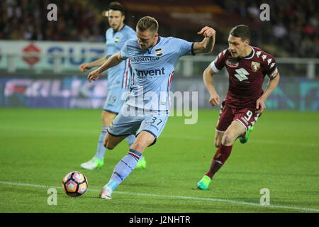 Torino, Italia. 29 apr, 2017. Milano Skriniar (US Sampdoria) in azione durante la serie di una partita di calcio tra Torino FC e noi la Sampdoria allo stadio Olimpico Grande Torino il 29 aprile 2017 a Torino, Italia. Credito: Massimiliano Ferraro/Alamy Live News Foto Stock