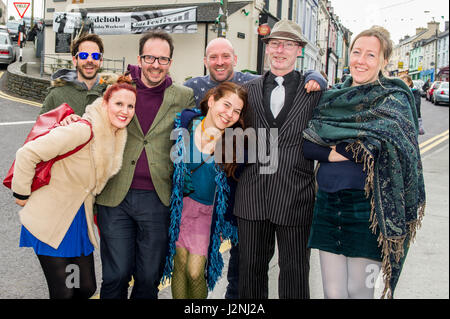 Ballydehob, West Cork, Irlanda. Il 29 aprile, 2017. Nella foto all'annuale Ballydehob Jazz Festival sono state: Maeve Power, sughero; Nico Bernier, sughero; Manuel Adhmor, Kinsale; Maria fiori, Estonia; Alex Crofts, Buttevant; Pat Noonan, sughero e Anne parete, Bantry. Il festival si svolge fino a lunedì festivo il 1 maggio. ©Andy Gibson/Alamy Live News. Foto Stock