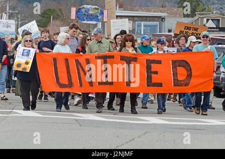 Bar Harbor, Stati Uniti d'America. 29 Aprile, 2017. I dimostranti nel clima Downeast Marzo, una sorella di marzo alla gente il clima di marzo a Washington D.C., unire le mani per un cerchio di silenzio sul Bar Harbour Town Pier. Foto Stock