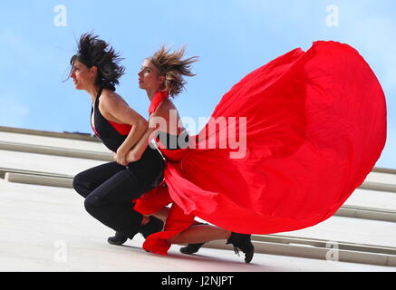 Bruxelles, Belgio. 29 apr, 2017. Artisti eseguono il Tango in aria sulla facciata di un edificio durante il Bruxelles Festival di Tango 2017 a Bruxelles, Belgio, 29 aprile 2017. Credito: Gong Bing/Xinhua/Alamy Live News Foto Stock