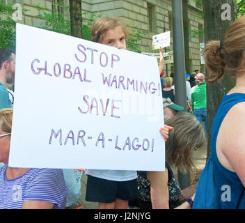 Washington DC, Stati Uniti d'America. Il 29 aprile, 2017. I dimostranti partecipare la gente il clima di marzo. Kirk Treakle/Alamy Live News Foto Stock