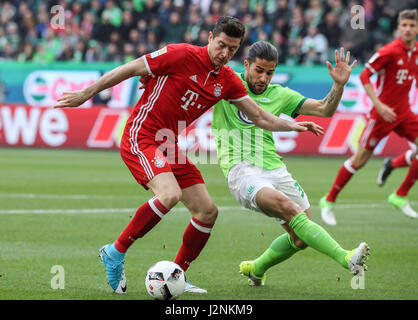 Wolfsburg, Germania. 29 apr, 2017. Il Bayern Monaco di Robert Lewandowski(L) vies con VfL Wolfsburg di Ricardo Rodriguez durante la Bundesliga tedesca match tra VfL Wolfsburg e Bayern Monaco di Baviera a Wolfsburg, in Germania, il 29 aprile 2017. Il Bayern Monaco ha vinto 6-0 per conquistare il suo quinto consecutivo Bundeslisga titolo di anticipo al trentunesimo turno del sabato. Credito: Shan Yuqi/Xinhua/Alamy Live News Foto Stock