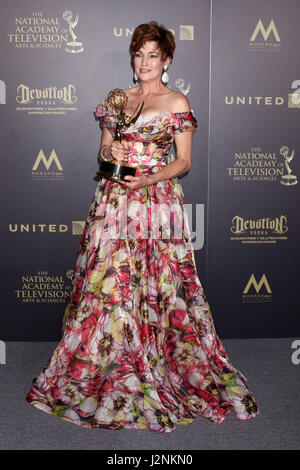 Pasadena, CA, Stati Uniti d'America. 29 apr, 2017. LOS ANGELES - Apr 29: Carolyn Hennesy al 2017 diurno Creative Emmy Awards a Pasadena Civic Auditorium di Aprile 29, 2017 a Pasadena, CA Credito: Kathy Hutchins/via filo di ZUMA ZUMA/filo/Alamy Live News Foto Stock