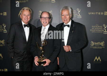 Pasadena, CA, Stati Uniti d'America. 29 apr, 2017. LOS ANGELES - Apr 29: Pat Sajak, Harry Friedman, Alex Trebek al 2017 diurno Creative Emmy Awards a Pasadena Civic Auditorium di Aprile 29, 2017 a Pasadena, CA Credito: Kathy Hutchins/via filo di ZUMA ZUMA/filo/Alamy Live News Foto Stock