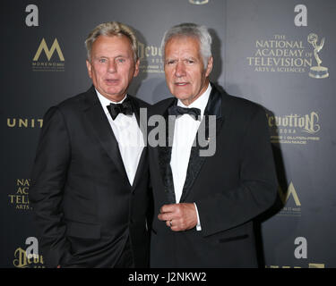 Pasadena, CA, Stati Uniti d'America. 29 apr, 2017. LOS ANGELES - Apr 28: Pat Sajak, Alek Trebek al 2017 diurno Creative Emmy Awards a Pasadena Civic Auditorium di Aprile 28, 2017 a Pasadena, CA Credito: Kathy Hutchins/via filo di ZUMA ZUMA/filo/Alamy Live News Foto Stock