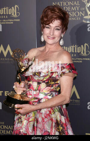 Pasadena, CA, Stati Uniti d'America. 29 apr, 2017. LOS ANGELES - Apr 29: Carolyn Hennesy al 2017 diurno Creative Emmy Awards a Pasadena Civic Auditorium di Aprile 29, 2017 a Pasadena, CA Credito: Kathy Hutchins/via filo di ZUMA ZUMA/filo/Alamy Live News Foto Stock