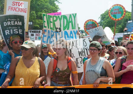 Washington DC, Stati Uniti d'America. Il 29 aprile, 2017. I dimostranti partecipare la gente il clima di marzo. Kirk Treakle/Alamy Live News Foto Stock