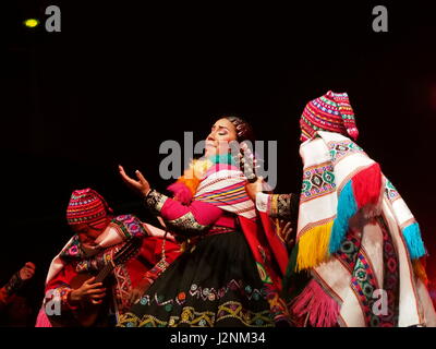 Lima, Perù. 29 apr, 2017. Il cast di peruviani Scuola Nazionale di Folklore José María Arguedas, eseguendo danze tipiche delle Ande per la Danza internazionale alle celebrazioni del Giorno. Più di 100 artisti sulla scena eseguiti vari nazionali e internazionali di balli in piazza principale di Lima, nel " siamo un paese di ballo show. Credito: Fotoholica Press Agency/Alamy Live News Foto Stock