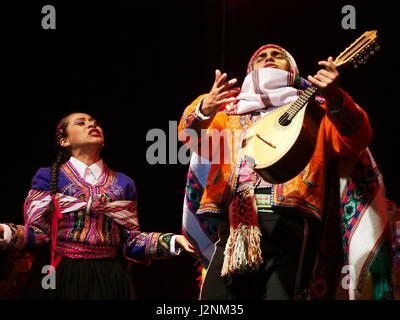 Lima, Perù. 29 apr, 2017. Il cast di peruviani Scuola Nazionale di Folklore José María Arguedas, eseguendo danze tipiche delle Ande per la Danza internazionale alle celebrazioni del Giorno. Più di 100 artisti sulla scena eseguiti vari nazionali e internazionali di balli in piazza principale di Lima, nel " siamo un paese di ballo show. Credito: Fotoholica Press Agency/Alamy Live News Foto Stock