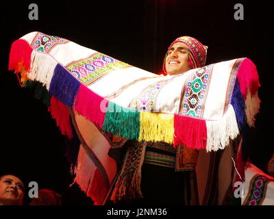 Lima, Perù. 29 apr, 2017. Il cast di peruviani Scuola Nazionale di Folklore José María Arguedas, eseguendo danze tipiche delle Ande per la Danza internazionale alle celebrazioni del Giorno. Più di 100 artisti sulla scena eseguiti vari nazionali e internazionali di balli in piazza principale di Lima, nel " siamo un paese di ballo show. Credito: Fotoholica Press Agency/Alamy Live News Foto Stock