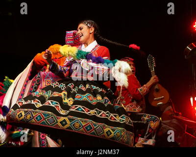 Lima, Perù. 29 apr, 2017. Il cast di peruviani Scuola Nazionale di Folklore José María Arguedas, eseguendo danze tipiche delle Ande per la Danza internazionale alle celebrazioni del Giorno. Più di 100 artisti sulla scena eseguiti vari nazionali e internazionali di balli in piazza principale di Lima, nel " siamo un paese di ballo show. Credito: Fotoholica Press Agency/Alamy Live News Foto Stock