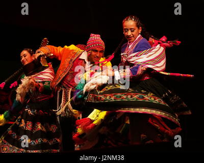 Lima, Perù. 29 apr, 2017. Il cast di peruviani Scuola Nazionale di Folklore José María Arguedas, eseguendo danze tipiche delle Ande per la Danza internazionale alle celebrazioni del Giorno. Più di 100 artisti sulla scena eseguiti vari nazionali e internazionali di balli in piazza principale di Lima, nel " siamo un paese di ballo show. Credito: Fotoholica Press Agency/Alamy Live News Foto Stock