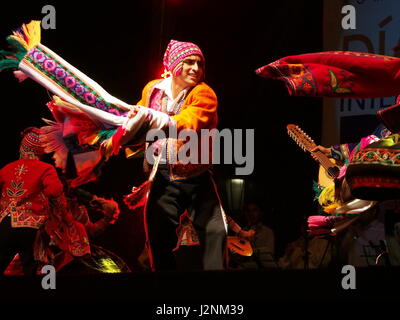 Lima, Perù. 29 apr, 2017. Il cast di peruviani Scuola Nazionale di Folklore José María Arguedas, eseguendo danze tipiche delle Ande per la Danza internazionale alle celebrazioni del Giorno. Più di 100 artisti sulla scena eseguiti vari nazionali e internazionali di balli in piazza principale di Lima, nel " siamo un paese di ballo show. Credito: Fotoholica Press Agency/Alamy Live News Foto Stock