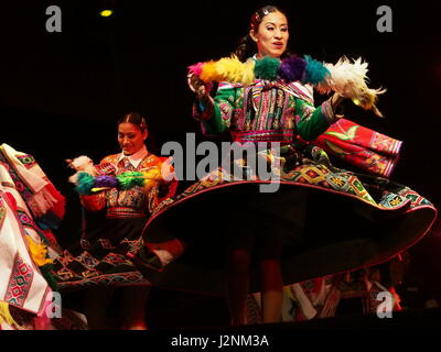 Lima, Perù. 29 apr, 2017. Il cast di peruviani Scuola Nazionale di Folklore José María Arguedas, eseguendo danze tipiche delle Ande per la Danza internazionale alle celebrazioni del Giorno. Più di 100 artisti sulla scena eseguiti vari nazionali e internazionali di balli in piazza principale di Lima, nel " siamo un paese di ballo show. Credito: Fotoholica Press Agency/Alamy Live News Foto Stock