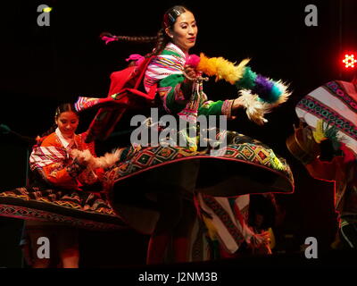 Lima, Perù. 29 apr, 2017. Il cast di peruviani Scuola Nazionale di Folklore José María Arguedas, eseguendo danze tipiche delle Ande per la Danza internazionale alle celebrazioni del Giorno. Più di 100 artisti sulla scena eseguiti vari nazionali e internazionali di balli in piazza principale di Lima, nel " siamo un paese di ballo show. Credito: Fotoholica Press Agency/Alamy Live News Foto Stock