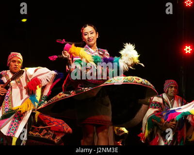 Lima, Perù. 29 apr, 2017. Il cast di peruviani Scuola Nazionale di Folklore José María Arguedas, eseguendo danze tipiche delle Ande per la Danza internazionale alle celebrazioni del Giorno. Più di 100 artisti sulla scena eseguiti vari nazionali e internazionali di balli in piazza principale di Lima, nel " siamo un paese di ballo show. Credito: Fotoholica Press Agency/Alamy Live News Foto Stock