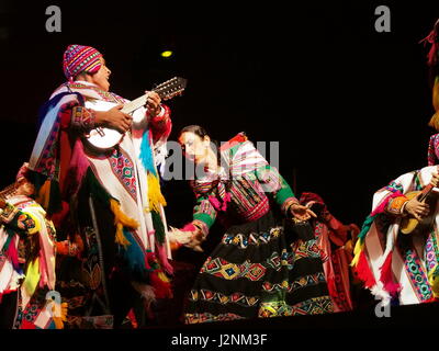 Lima, Perù. 29 apr, 2017. Il cast di peruviani Scuola Nazionale di Folklore José María Arguedas, eseguendo danze tipiche delle Ande per la Danza internazionale alle celebrazioni del Giorno. Più di 100 artisti sulla scena eseguiti vari nazionali e internazionali di balli in piazza principale di Lima, nel " siamo un paese di ballo show. Credito: Fotoholica Press Agency/Alamy Live News Foto Stock