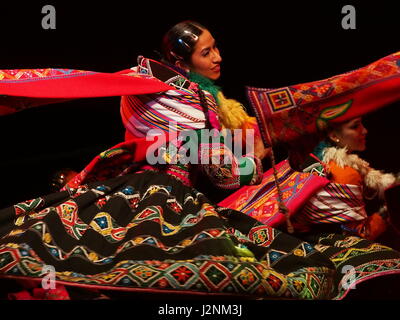 Lima, Perù. 29 apr, 2017. Il cast di peruviani Scuola Nazionale di Folklore José María Arguedas, eseguendo danze tipiche delle Ande per la Danza internazionale alle celebrazioni del Giorno. Più di 100 artisti sulla scena eseguiti vari nazionali e internazionali di balli in piazza principale di Lima, nel " siamo un paese di ballo show. Credito: Fotoholica Press Agency/Alamy Live News Foto Stock