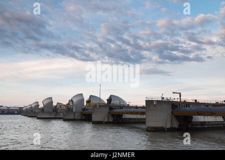 Woolwich, Londra, Regno Unito. Il 30 aprile 2017. Regno Unito Meteo: intervalli di sole e il cloud all'alba su Londra Thames Barrier. La pioggia può seguire nel pomeriggio. Foto Stock