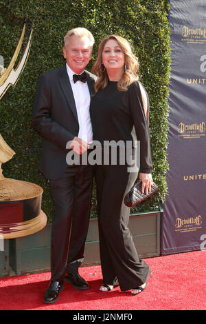 Pasadena, CA, Stati Uniti d'America. 28 apr, 2017. LOS ANGELES - Apr 28: Pat Sajak, Lesly Sajak marrone al 2017 diurno Creative Emmy Awards a Pasadena Civic Auditorium di Aprile 28, 2017 a Pasadena, CA Credito: Kathy Hutchins/via filo di ZUMA ZUMA/filo/Alamy Live News Foto Stock