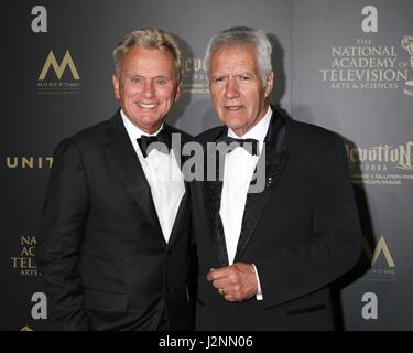 Pasadena, CA. 28 apr, 2017. Pat Sajak, Alek Trebek in sala stampa per il giorno Creative Arts Emmy Awards - PRESS ROOM, Pasadena Civic Center, Pasadena, CA 28 aprile 2017. Credito: Priscilla concedere/Everett raccolta/Alamy Live News Foto Stock