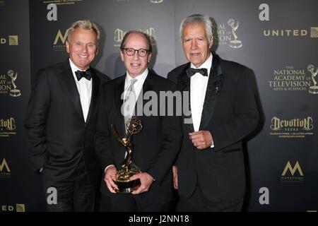 Pasadena, CA. 28 apr, 2017. Pat Sajak, Harry Friedman, Alex Trebek in sala stampa per il giorno Creative Arts Emmy Awards - PRESS ROOM, Pasadena Civic Center, Pasadena, CA 28 aprile 2017. Credito: Priscilla concedere/Everett raccolta/Alamy Live News Foto Stock