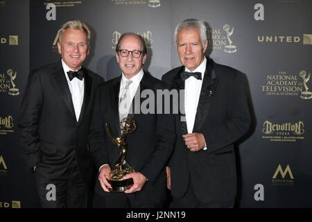 Pasadena, CA. 28 apr, 2017. Pat Sajak, Harry Friedman, Alex Trebek in sala stampa per il giorno Creative Arts Emmy Awards - PRESS ROOM, Pasadena Civic Center, Pasadena, CA 28 aprile 2017. Credito: Priscilla concedere/Everett raccolta/Alamy Live News Foto Stock