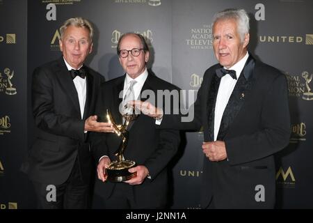 Pasadena, CA. 28 apr, 2017. Pat Sajak, Harry Friedman, Alex Trebek in sala stampa per il giorno Creative Arts Emmy Awards - PRESS ROOM, Pasadena Civic Center, Pasadena, CA 28 aprile 2017. Credito: Priscilla concedere/Everett raccolta/Alamy Live News Foto Stock