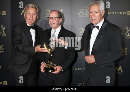 Pasadena, CA. 28 apr, 2017. Pat Sajak, Harry Friedman, Alex Trebek in sala stampa per il giorno Creative Arts Emmy Awards - PRESS ROOM, Pasadena Civic Center, Pasadena, CA 28 aprile 2017. Credito: Priscilla concedere/Everett raccolta/Alamy Live News Foto Stock