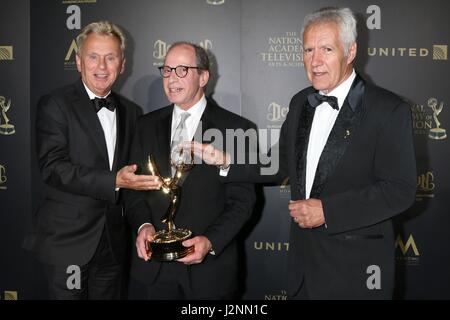 Pasadena, CA. 28 apr, 2017. Pat Sajak, Harry Friedman, Alex Trebek in sala stampa per il giorno Creative Arts Emmy Awards - PRESS ROOM, Pasadena Civic Center, Pasadena, CA 28 aprile 2017. Credito: Priscilla concedere/Everett raccolta/Alamy Live News Foto Stock