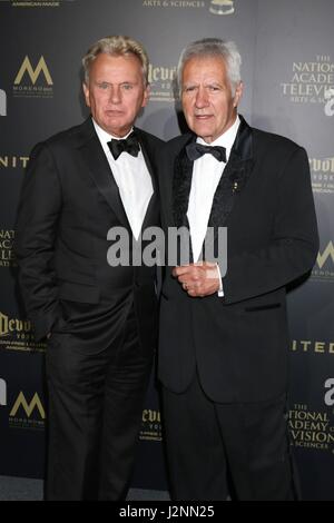 Pasadena, CA. 28 apr, 2017. Pat Sajak, Alek Trebek in sala stampa per il giorno Creative Arts Emmy Awards - PRESS ROOM, Pasadena Civic Center, Pasadena, CA 28 aprile 2017. Credito: Priscilla concedere/Everett raccolta/Alamy Live News Foto Stock