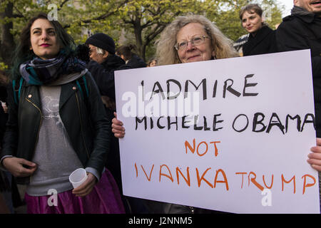 Berlin, Berlin, Germania. Xxv Aprile, 2017. Gli attivisti di Berlino e femministe protesta di fronte al Deutsche Bank Kunsthalle durante il W20 . Sotto la voce "stimolanti le donne: Scaling up imprenditoria femminile", il Cancelliere tedesco Angela Merkel, insieme con la regina MAXIMA del Paesi Bassi, speciale del Segretario Generale delle Nazioni Unite, avvocato per compreso il finanziamento per lo sviluppo e la Presidenza onoraria del G20 Partenariato Globale per l'inclusione finanziaria; ministro canadese degli Affari Esteri CHRYSTIA FREELAND; Direttore della IWF Christine Lagarde; Vice Presidente della Banca di America ANNE FINUCANE Foto Stock