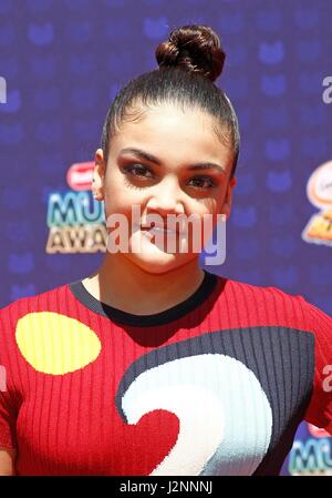 Los Angeles, CA, Stati Uniti d'America. 29 apr, 2017. Laurie Hernandez presso gli arrivi per Radio Disney Music Awards - Gli arrivi, Microsoft Theatre, Los Angeles, CA, 29 aprile 2017. Credito: JA/Everett raccolta/Alamy Live News Foto Stock