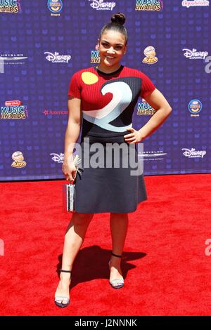 Los Angeles, CA, Stati Uniti d'America. 29 apr, 2017. Laurie Hernandez presso gli arrivi per Radio Disney Music Awards - Gli arrivi, Microsoft Theatre, Los Angeles, CA, 29 aprile 2017. Credito: JA/Everett raccolta/Alamy Live News Foto Stock