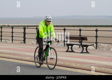 New Brighton, Wallasey, Regno Unito. Regno Unito Meteo. Il 30 aprile, 2017. Soleggiato con venti gusty nel resort e luce sabbia windborne provocando irritazione ai turisti che si godono la passeggiata sulla spiaggia in acque basse. Credito; MediaWorldImages/AlamyLiveNews Foto Stock