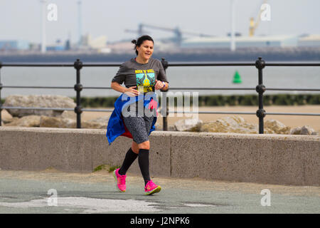 New Brighton, Wallasey, Regno Unito. Regno Unito Meteo. Il 30 aprile, 2017. Soleggiato con venti gusty nel resort e luce sabbia windborne provocando irritazione ai turisti che si godono la passeggiata sulla spiaggia in acque basse. Credito; MediaWorldImages/AlamyLiveNews Foto Stock
