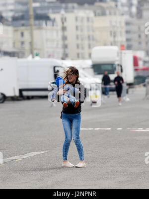 Brighton Regno Unito 30 aprile 2017 - un bambino e la madre hanno divertimento in breezy meteo lungo il lungomare Hove questa mattina .Le previsioni meteo per il weekend è impostata per una miscela di sole e docce nel sud del Regno Unito fotografia scattata da Simon Dack Foto Stock