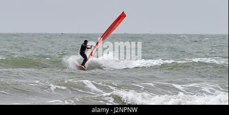 Brighton Regno Unito 30 aprile 2017 - un windsurf rende la maggior parte delle condizioni di ariosi off Hove beach oggi .Le previsioni meteo per il weekend è impostata per una miscela di sole e docce nel sud del Regno Unito Foto Stock