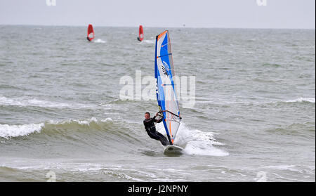 Brighton Regno Unito 30 aprile 2017 - un windsurf rende la maggior parte delle condizioni di ariosi off Hove beach oggi .Le previsioni meteo per il weekend è impostata per una miscela di sole e docce nel sud del Regno Unito Foto Stock