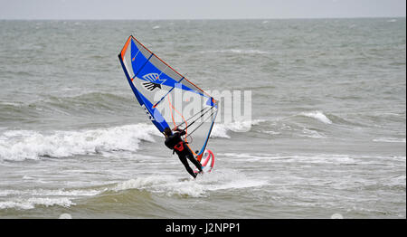 Brighton Regno Unito 30 aprile 2017 - un windsurf rende la maggior parte delle condizioni di ariosi off Hove beach oggi .Le previsioni meteo per il weekend è impostata per una miscela di sole e docce nel sud del Regno Unito Foto Stock