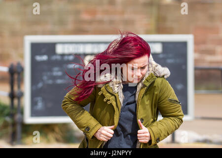 New Brighton, Wallasey, Regno Unito. Regno Unito Meteo. Il 30 aprile, 2017. Soleggiato con venti gusty nel resort e luce sabbia windborne provocando irritazione ai turisti che si godono la passeggiata sulla spiaggia in acque basse. Credito; MediaWorldImages/AlamyLiveNews Foto Stock