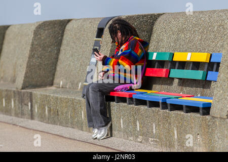 New Brighton, Wallasey, Regno Unito. Regno Unito Meteo. Il 30 aprile, 2017. Soleggiato con venti gusty nel resort e luce sabbia windborne provocando irritazione ai turisti che si godono la passeggiata sulla spiaggia in acque basse. Credito; MediaWorldImages/AlamyLiveNews Foto Stock