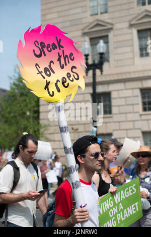 I manifestanti presso i popoli clima marzo a Washington, DC chiamata per il clima-smart politiche sul presidente americano Donald Trump's centesimo giorno in ufficio. Foto Stock