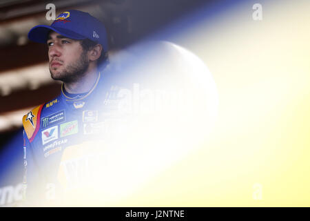 Richmond, Virginia, Stati Uniti d'America. 29 apr, 2017. Aprile 29, 2017 - Richmond, Virginia, Stati Uniti d'America: Chase Elliott (24) è appeso fuori in garage durante la pratica per i proprietari di Toyota 400 a Richmond International Speedway di Richmond, Virginia. Credito: Chris Owens Asp Inc/ASP/ZUMA filo/Alamy Live News Foto Stock