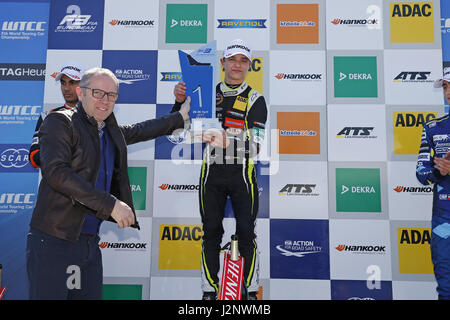 Monza, Italia. 29 apr, 2017. Cerimonia di premiazione, 31 Lando Norris (GBR, Carlin, Dallara F317 - Volkswagen) ottenendo il trofeo di Stefano Domenicali (Presidente FIA Single-Seater Commissione), FIA di Formula 3 del campionato europeo, round 2, Gara 1 a Monza (ITA), 28. - 30. Aprile 2017 | Utilizzo di credito in tutto il mondo: dpa/Alamy Live News Foto Stock